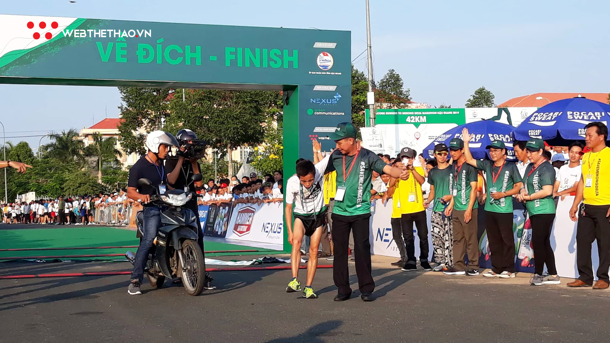 Cú rút đích ‘ngã quỵ’ của nhà vô địch 42km Mekong Delta Marathon 2019